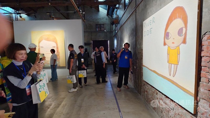 日本藝術家奈良美智特展「跟著朦朧潮濕的一天回嘉」12日在嘉義縣新港文化館25號倉庫開展，吸引大量人潮前往參觀。中央社記者蔡智明攝　114年12月12日