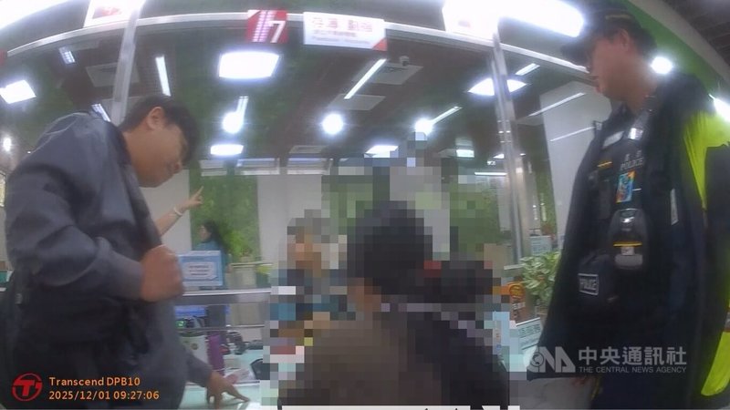 台中黃姓婦人（中）日前被詐團慫恿投資，到郵局要提領大筆現金，行員關心時她堅稱要裝潢，後經警方到場與其他民眾合力勸阻，她才打消念頭、保住積蓄。（翻攝照片）中央社記者蘇木春傳真　114年12月12日