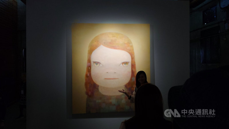 日本藝術家奈良美智特展「跟著朦朧潮濕的一天回嘉」12日在嘉義縣新港文化館25號倉庫開展，奈良美智表示，這次展出空間燈光較暗，要讓觀眾在朦朧中與作品一對一對話。中央社記者蔡智明攝　114年12月12日