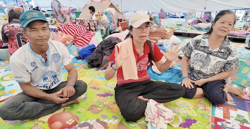 孔瑞特（Kongrit Phaengcharoen）一家住在距離邊境約7公里的村莊，他與家人共20人撤離到避難中心，並表示，此次砲擊頻率遠超過以往。中央社記者李宗憲武里南府攝　114年12月12日