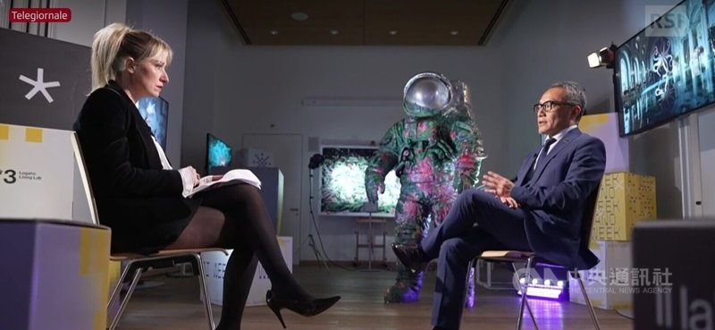 瑞士國家電視台義大利語台「燈塔」節目(Il Faro)專訪台灣駐瑞士代表王思為,記者圍繞台海現況與台灣發展提問。(新聞畫面截圖)中央社記者郭芳君蘇黎世傳真 114年12月12日