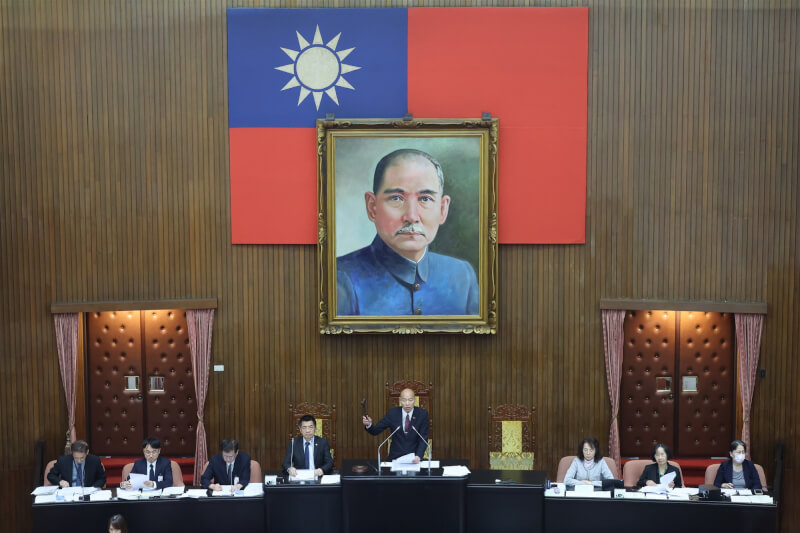 公務人員退休資遣撫卹法相關條文修正草案12日下午逕付立法院會三讀，立法院長韓國瑜（右4）敲槌宣布三讀通過。中央社記者趙世勳攝 114年12月12日