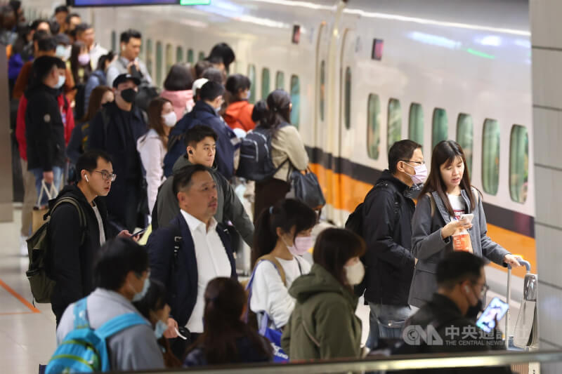 圖為農曆新年連假高鐵板橋站返鄉人潮。（中央社檔案照片）