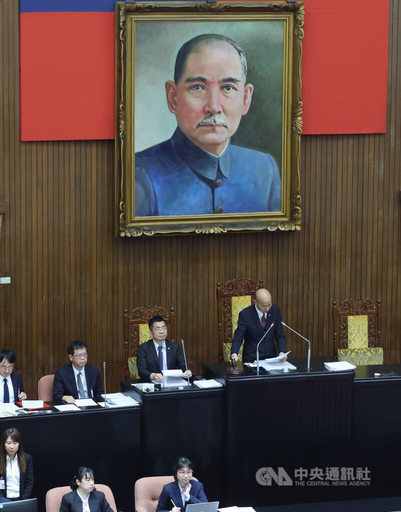 立法院會12日經表決,三讀修正通過公立學校教職員退休資遣撫卹條例部分條文,立法院長韓國瑜(後右)敲下議事槌。中央社記者趙世勳攝 114年12月12日