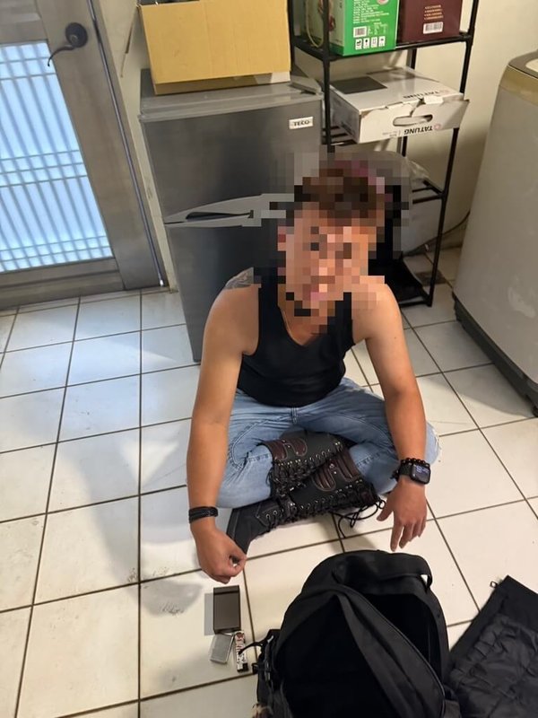 新竹市陳姓男子遭假投資詐騙，日前報警後擔心詐團報復，警方提供員警租屋處作為面交點，成功誘捕2名車手，全案偵訊後，依涉嫌刑法詐欺罪移送地檢署偵辦。（新竹市警察局提供）中央社記者魯鋼駿傳真　114年12月12日