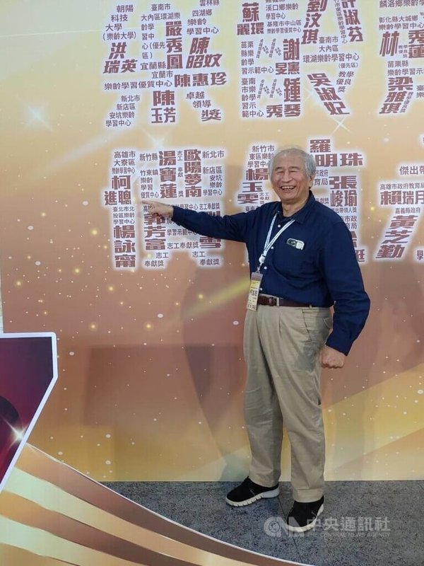 69歲的柯進聰受高雄市大寮區樂齡學習中心推薦，12日獲頒志工奉獻獎，他有「樂齡馬蓋先」之稱，打造麵包土窯、太陽能烘烤箱、腳踏車果汁機等，帶動許多男性學員參與。中央社記者陳至中台北攝　114年12月12日