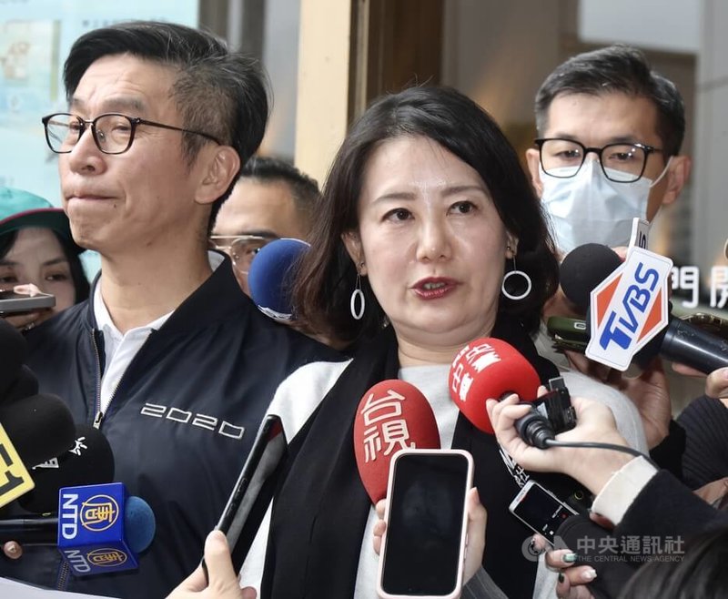 民進黨主席賴清德12日與黨籍立委午餐便當會，黨政策會執行長吳思瑤（前右）會後受訪，對於財劃法覆議案遭否決後，是否會採取不副署、不執行方式因應，她說，不副署或不執行都是合憲方式，可採取不同憲政途徑，作為行政彌補的措施。中央社記者張皓安攝　114年12月12日