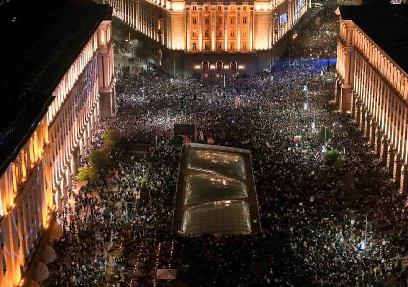 保加利亞政府因年輕人主導的示威而垮台。圖為空拍機拍下保加利亞國會前示威槓抗議人潮。（路透社）