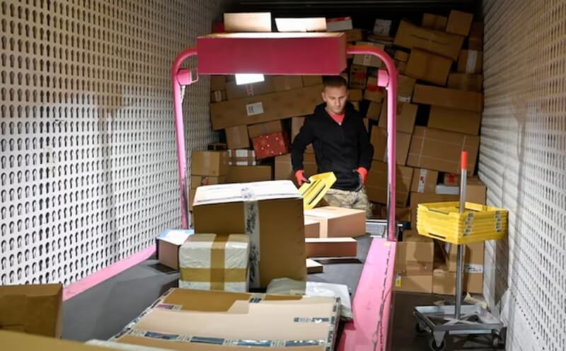 2024年共有46億件小型包裹進入歐盟，平均每秒145餘件，其中91%來自中國。圖為一名郵差在德國的配送中心分揀包裹。（路透社）