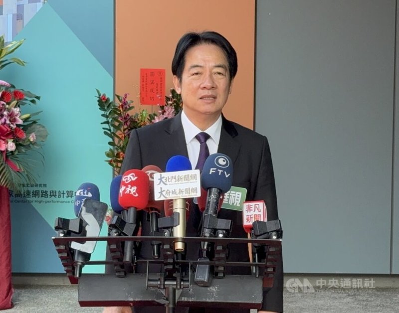 總統賴清德12日出席位於南科的國網雲端算力中心啟用典禮時接受媒體聯訪指出，這段時間藍白主導立法院通過種種法案，已嚴重影響國家安全、社會安定、國家財政永續，也傷害人民公平權利，將使中央政府沒有能力應變各種措施。中央社記者張榮祥台南攝　114年12月12日