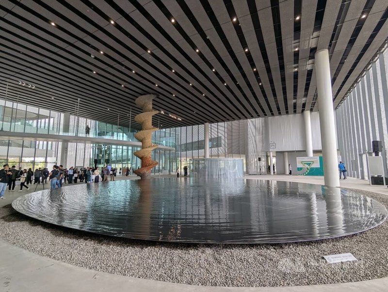 台中綠美圖由日本SANAA事務所建築師妹島和世、西澤立衛打造,13日正式開館。台中市長盧秀燕表示,綠美圖開館不僅是建設的完成,也象徵邁向台中文化城下一個里程碑。圖為綠美圖大廳處的水池。中央社記者蘇木春攝 114年12月13日