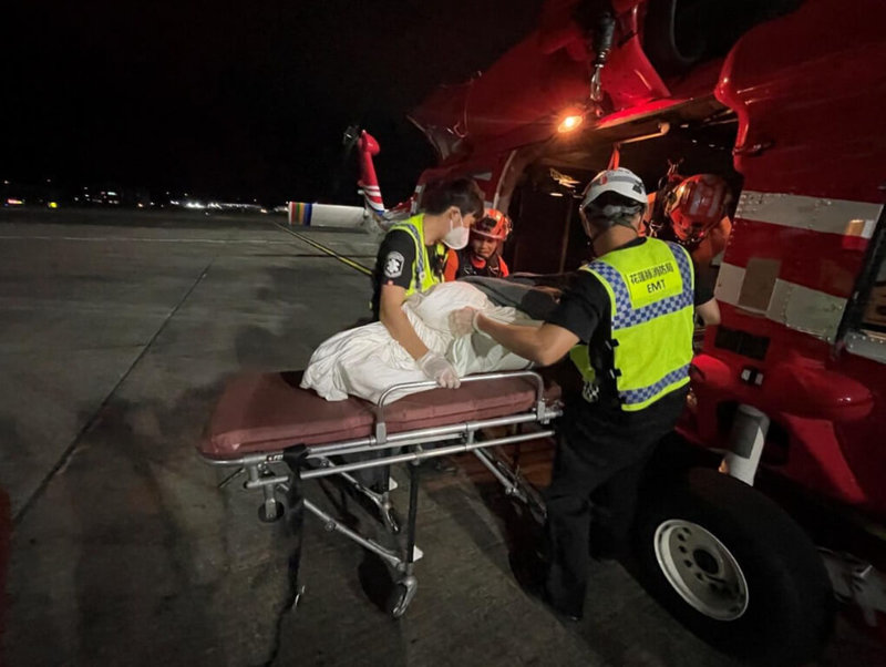 巴拿馬籍麗星郵輪旗下探索星號（Star Navigator）13日有台籍旅客在浴室跌倒失去意識，空勤總隊花蓮駐地勤務第一大隊第三隊獲報立即派遣黑鷹直升機出動，成功將傷者吊掛送回花蓮機場，後續送醫。（空勤總隊提供）中央社記者張祈傳真 114年12月13日