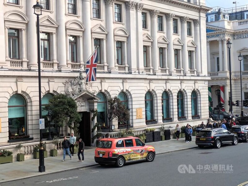 觀光署駐倫敦辦事處近2年曾在倫敦地鐵站、公車站、計程車、觀光巴士和一般公車推出廣告,推廣台灣觀光旅遊。車身包覆台灣主題廣告的數十輛計程車至今仍在倫敦街頭跑動載客,包括在鄰近比卡迪里廣場、各國遊客眾多的精華地帶。中央社記者陳韻聿倫敦攝 114年12月13日