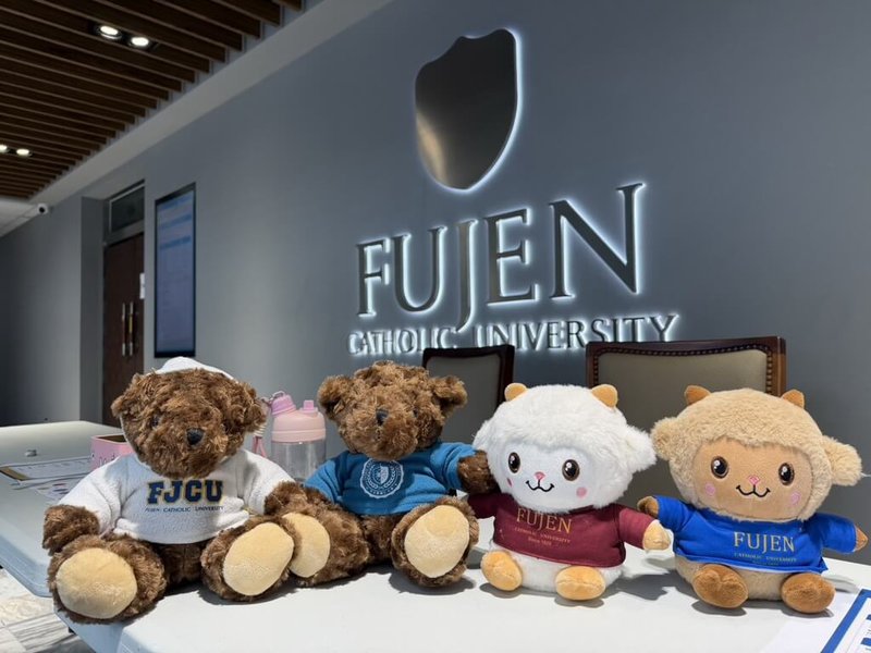 輔仁大學百年校慶園遊會13日舉行,校方表示,「校園集章換好禮」活動,穿著印有「FJCU」及「FUJEN」輔大字樣的帽T絨毛小熊(羊)吉祥物最受學生與校友歡迎。(輔仁大學提供)中央社記者黃旭昇新北傳真 114年12月13日