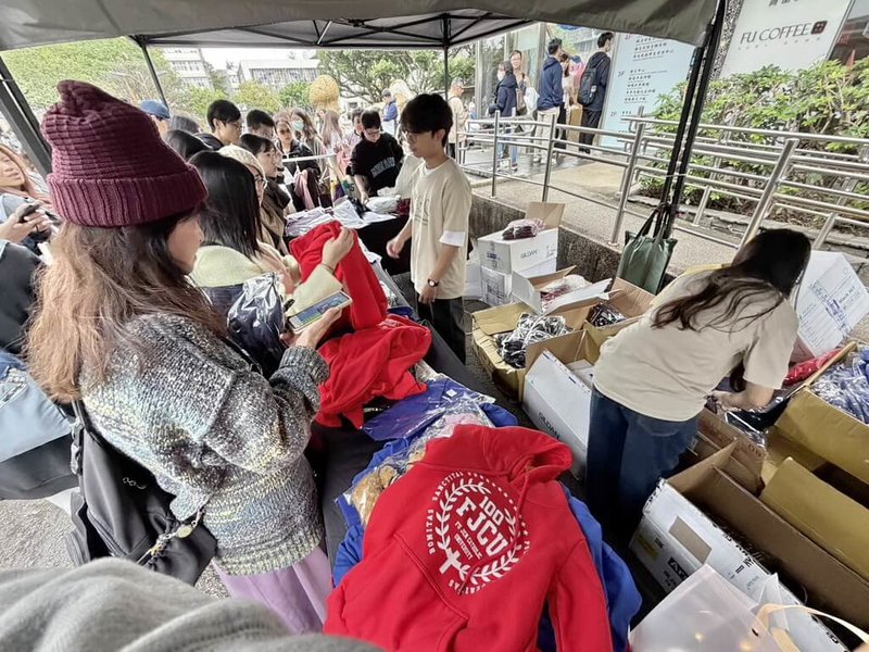 輔仁大學百年校慶園遊會13日舉行,校方表示,不少攤位熱門,也有學生與校友選購有紀念意義的輔大紀念帽T恤。(輔仁大學提供)中央社記者黃旭昇新北傳真 114年12月13日