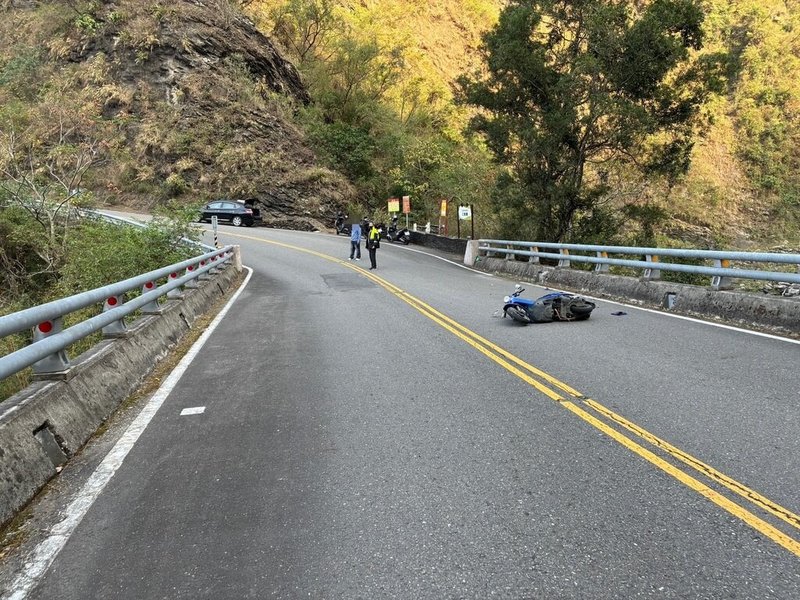 84歲陳姓婦人13日下午騎機車行經屏東縣霧台鄉台24線第2號橋，疑似自撞護欄後墜落30公尺深橋下，被救起時已呈OHCA，緊急送醫搶救。（屏東縣警局里港分局提供）中央社記者黃郁菁傳真　114年12月13日