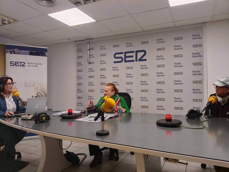 台灣當代藝術家謝其昌(右)受阿根廷詩人作家塞爾里克(中)邀請,參與西班牙瓦倫西亞地區甘迪亞市第7屆「一書一展」文化公益計畫。在接受西班牙媒體卡迪納塞電台(Cadena Ser)訪問時表示,「我希望人們能從我的作品中找到自己的影子」。(謝其昌提供)中央社記者胡家綺馬德里傳真 114年12月13日