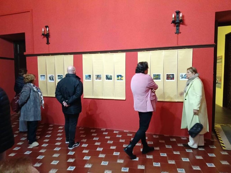 台灣當代藝術家謝其昌受邀參與西班牙瓦倫西亞地區甘迪亞市第7屆「一書一展」文化公益計畫,承諾以文化支持公益,展覽期間賣出畫作的部分收益將捐贈給西班牙兒童癌症協會。圖為展覽現場。(謝其昌提供)中央社記者胡家綺馬德里傳真 114年12月13日