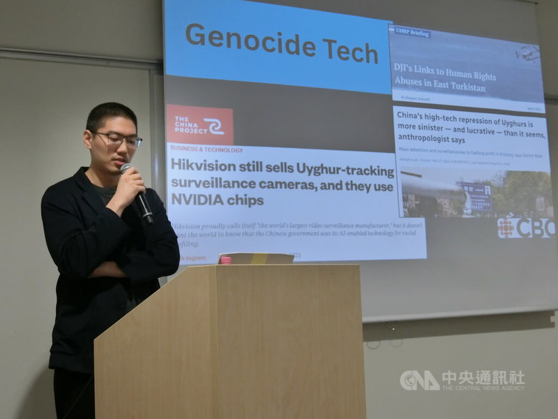 在台維吾爾倡議者塔什肯在瑞典人權日活動中做專題演講，以自身作為維吾爾「流亡二代」的生命經驗，說明中國在向外擴張威權影響時，如何同時運用強迫勞動、跨境鎮壓與認知作戰等手段。中央社記者辜泳秝斯德哥爾摩攝　114年12月13日