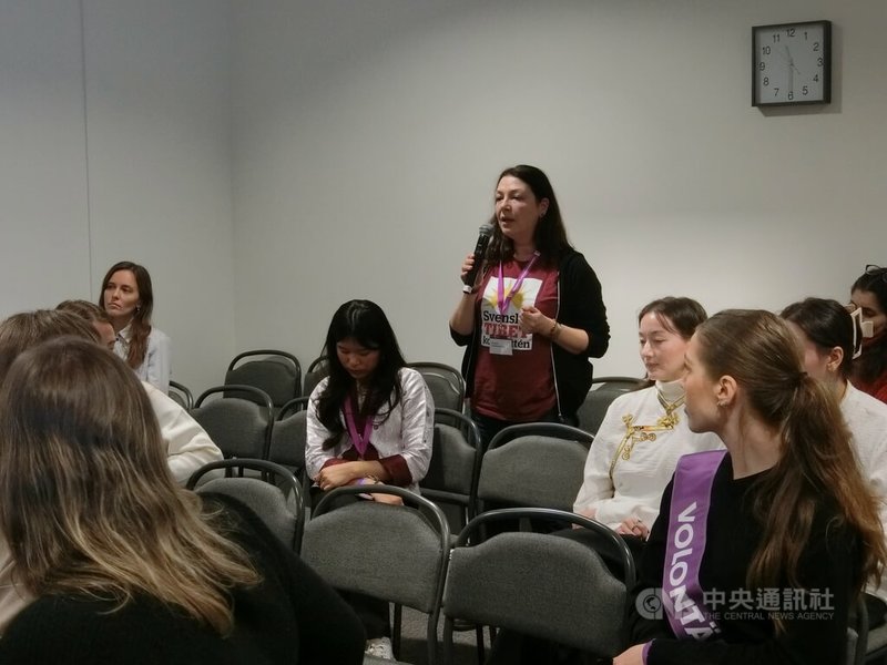 瑞典西藏協會成員艾維斯（站立者）分享，許多人不關心中國強迫勞動問題，為了便宜常常會選用中國產品，對這個問題視而不見，讓人憂心。中央社記者辜泳秝斯德哥爾摩攝　 114年12月13日