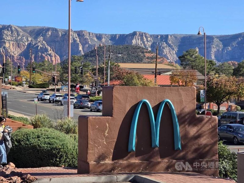 塞多納以壯麗的紅岩景觀聞名，當地政府為維護自然地貌，自1990年代起即要求建築外觀不得破壞視覺調性。1993年在此開幕的麥當勞因而將經典黃色M字招牌改為綠松石藍（Turquoise blue）。中央社記者江明晏攝 114年12月13日