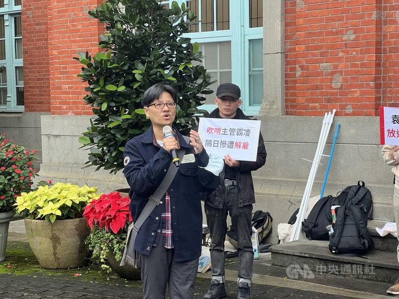 台大13日舉辦校長陳文章續任投票,高教工會與學生社團代表到現場抗爭,呼籲校方正視「新月台」的職場不法侵害事件。前「新月台」營運長蔡梨敏(中)表示,校方一直拒絕溝通和改善。中央社記者陳至中台北攝 114年12月13日