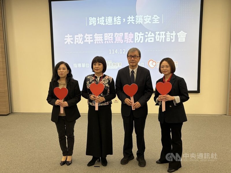 靖娟基金會13日舉行「未成年無照駕駛防治記者會」，並提出3大訴求，呼籲政府強化措施、正視兒少的運輸需求，教育部長鄭英耀（右2）、立法委員林月琴（左2）皆出席與會。中央社記者吳欣紜攝 114年12月13日