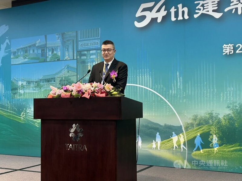 內政部第13屆優良綠建築得獎作品頒獎典禮13日在南港展覽館舉行，內政部次長馬士元致詞時表示，台灣綠建築認證堪稱世界密度最高的國家，這都有賴公、私合作才能做出貢獻。中央社記者賴于榛攝　114年12月13日