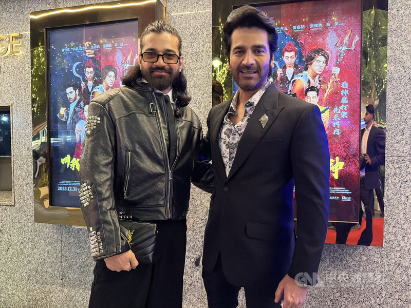 電影「叫我驅魔男神」主角之一的印度演員巴吉瓦(Arjan Bajwa)(右)認為,這部台灣和印度合拍的電影,是電影產業的一大躍進。中央社記者李晉緯新德里攝 114年12月13日