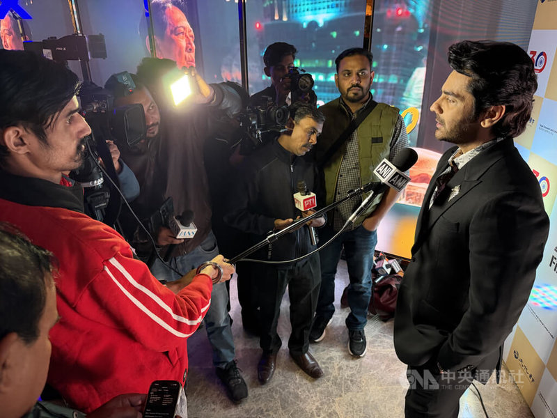 2025新德里台灣電影節12日晚間的開幕片「叫我驅魔男神」,吸引大批印度明星、網紅、媒體記者、民眾,及旅居印度的台灣人搶先觀看。圖為「叫我驅魔男神」主角之一的印度演員巴吉瓦(Arjan Bajwa)受訪。中央社記者李晉緯新德里攝 114年12月13日