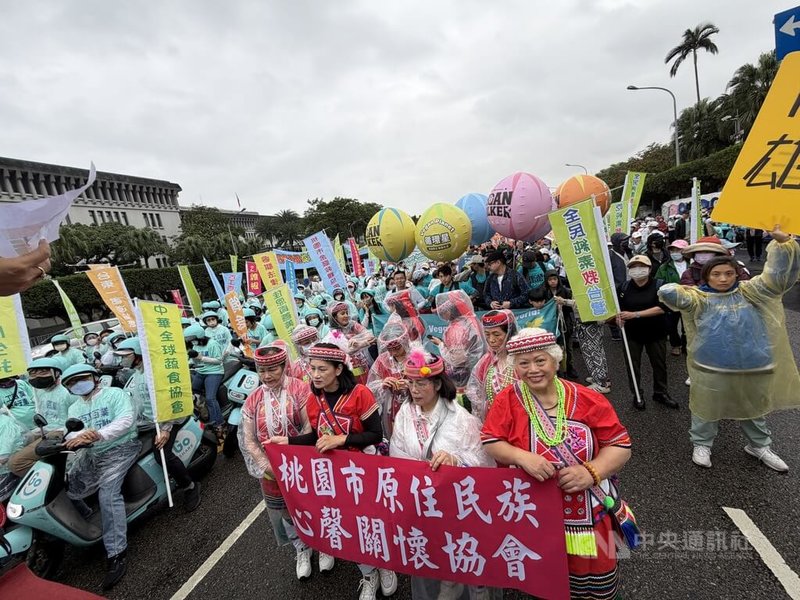 純植行動聯盟13日在凱道舉辦百工百業支持純植大遊行,逾1500名民眾響應,盼號召全民一同用日常飲食改變地球,幫助地球變更好。中央社記者吳欣紜攝 114年12月13日