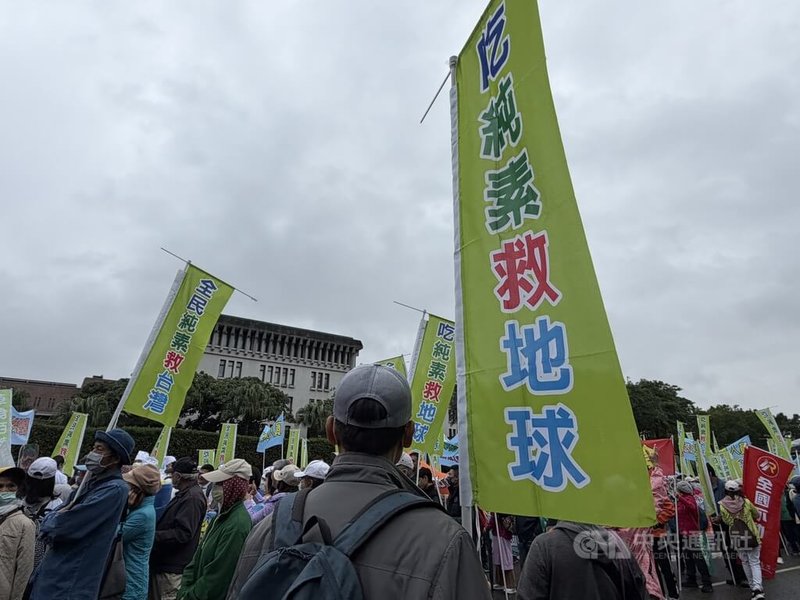 純植行動聯盟13日在台北舉辦百工百業支持純植大遊行,有逾1500名來自醫療、法律、教育、農業、科技、工程、金融、藝術、服務業等百工百業民眾集結,高舉旗幟、標語,呼籲大眾加入純植飲食行列。中央社記者吳欣紜攝 114年12月13日