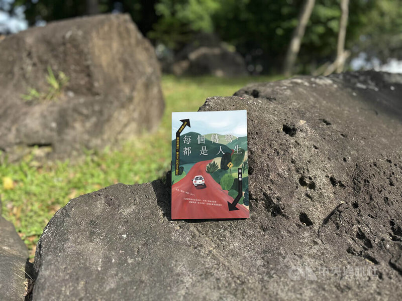 財經作家「樂活大叔」施昇輝在歷經大起大落後，重拾文青魂，學會正面看待每一個轉折、欣賞人生風景，首部散文集「每個轉彎，都是人生」細數心路歷程。中央社記者邱祖胤攝　114年12月13日