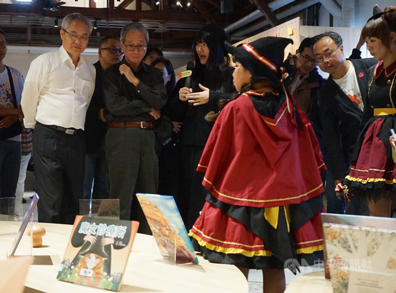 文化部在花蓮文化創意產業園區打造「繪本故事屋」，13日舉辦開館儀式宣告正式營運，文化部長李遠（前左2）等人出席參觀，專注聆聽導覽解說。中央社記者張祈攝　114年12月13日
