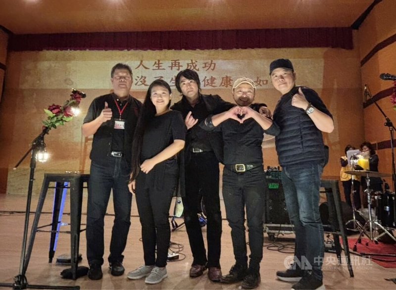 國際獅子會300B6區13日在新竹高中舉辦音樂會關懷癌童，特邀台南市立醫院急診部主任蘇世揚（右3）率「玫瑰墓樂團」演出，盼透過以病患生命故事創作的音樂鼓勵眾人。中央社記者郭宣彣攝　114年12月13日