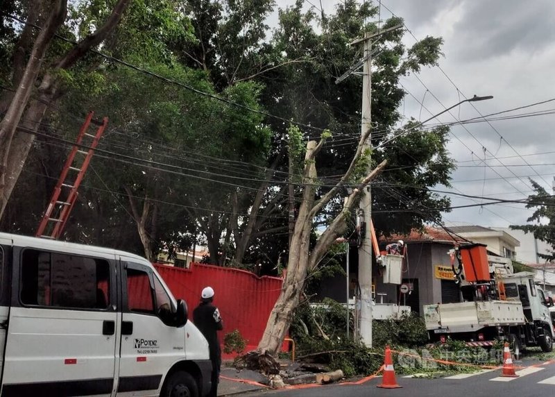 巴西東南部本週遭遇罕見強風侵襲後逾50小時，大聖保羅地區仍有近70萬戶停電，造成多項公共服務中斷。中央社記者唐雅陵聖保羅攝　114年12月13日