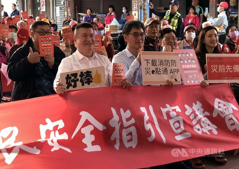 內政部13日在雲林縣西螺鎮吳厝朝興宮舉辦台灣全民安全指引手冊宣講會,由政務次長馬士元(前左白衣者)主講,民進黨籍立委劉建國(前右3)等人出席。中央社記者黃國芳攝 114年12月13日