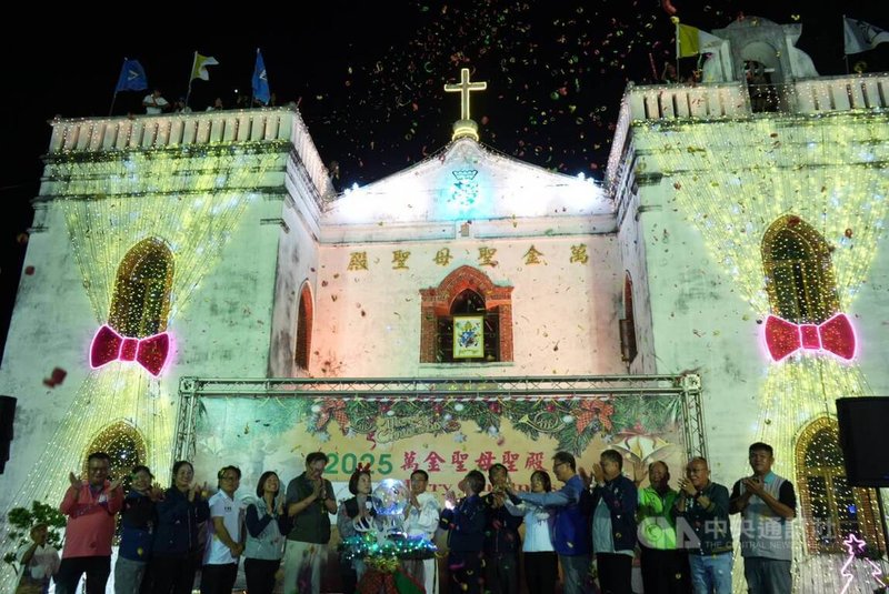屏東萬金聖母聖殿「2025萬金聖誕季」點燈儀式13日晚間登場，由屏東縣長周春米（前左7）與萬金聖母聖殿本堂神父陳文安（前左8）等人共同點亮主燈。中央社記者黃郁菁攝　114年12月13日