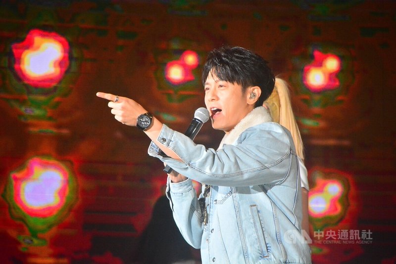 2025新北歡樂耶誕城「巨星耶誕演唱會」13日晚間登場，歌手韋禮安（圖）壓軸開唱誠意十足，準備多種造型，更直接在舞台換裝，從黑皮衣變身牛仔風。中央社記者黃旭昇新北市攝　114年12月13日