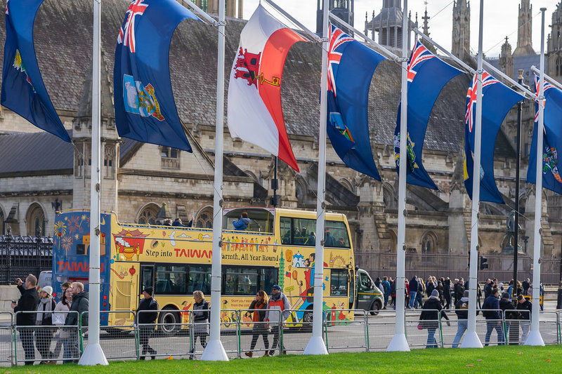 觀光署駐倫敦辦事處12月首次推出手繪風觀光巴士全車身廣告,在倫敦推廣台灣觀光旅遊。車身兩側構圖不同,但都可見TAIWAN字樣及標語「走進台灣,溫暖一整年」(Step into Taiwan. Warmth, All Year Round)。(觀光署駐倫敦辦事處提供)中央社記者陳韻聿倫敦傳真 114年12月13日