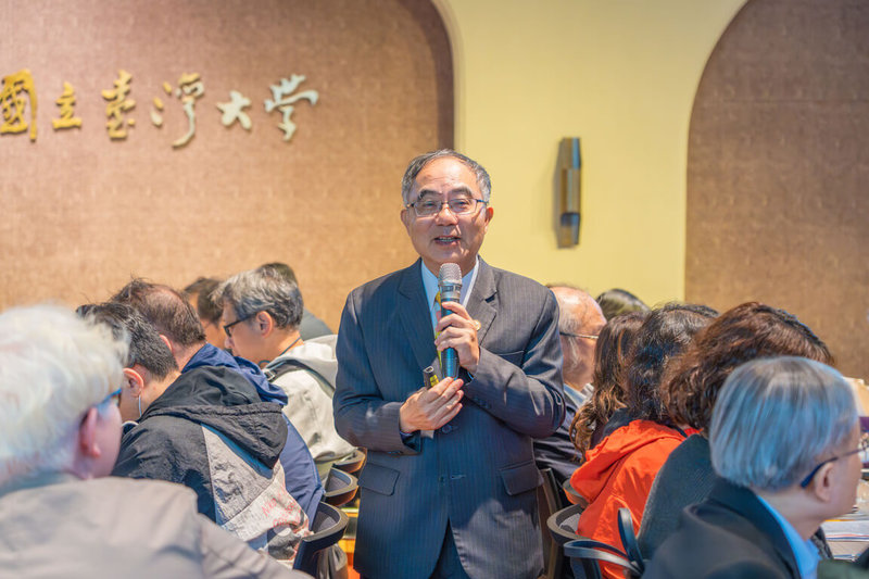 台灣大學13日召開臨時校務會議,進行校長陳文章(中)續任投票,投票結果傍晚出爐,陳文章獲得超過7成同意票通過續任案。陳文章感謝校務會議代表的肯定,承諾未來仍會毫不鬆懈地全力以赴。(台大提供)中央社記者陳至中傳真 114年12月13日