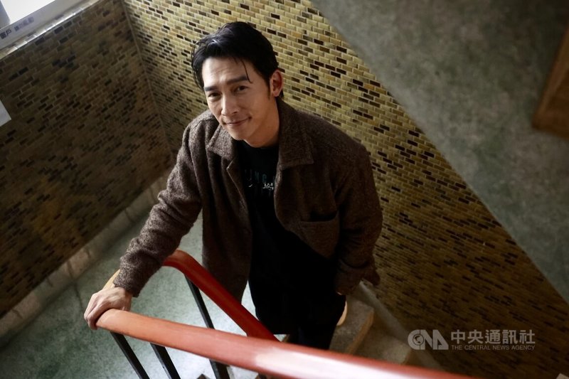 演員温昇豪(圖)斜槓擔任戲劇監製,推出「整形過後」,現在積極往幕後發展,他表示,在演戲又同時執行製作的時候,可以來挖掘出寶藏新人,幫演員增添一些生力軍。中央社記者裴禛攝 114年12月13日