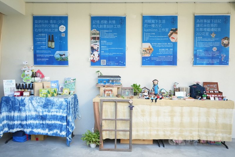 2025六堆論壇13日在屏東登場,現場並陳列六堆地區品牌案例,如內埔鄉新北勢聚落多家工作室帶來的客家纏花作品、手工書及雕塑等,展現文化創意。中央社記者黃郁菁攝 114年12月13日