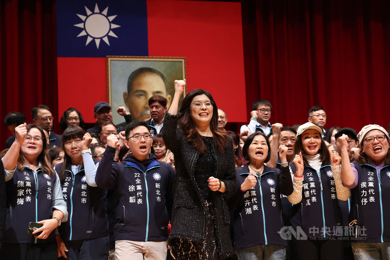 中國國民黨13日在三重綜合體育館舉行新北市黨部主委布達典禮暨建黨131週年黨慶，黨主席鄭麗文（前中）會中率領新北市黨代表齊呼口號，展現團結氣勢。中央社記者王騰毅攝　114年12月13日