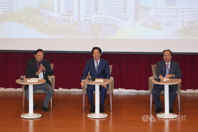 總統賴清德（中）13日應邀出席「振興醫院2025健康台灣深耕論壇」，他當場向立法院喊話，至今仍未審議中央政府總預算案，勢必影響醫界與國家發展，呼籲應盡快交付委員會審查，通過國家所需預算。中央社記者徐肇昌攝　114年12月13日