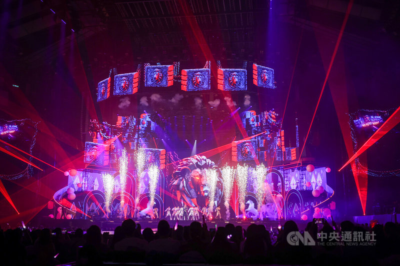 藝人「小豬」羅志祥13日晚間在台北小巨蛋舉辦「羅志祥30巡迴演唱會」，開場以多首動感歌曲搭配雷射燈光秀及煙火揭幕，視覺效果震撼。中央社記者裴禛攝　114年12月13日