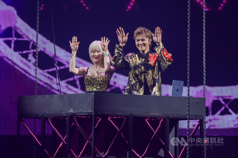 藝人羅志祥（右）迎接出道30週年，13日晚間重返台北小巨蛋舉辦「羅志祥30巡迴演唱會」，邀請韓國人氣DJ SODA（左）擔任嘉賓，演唱會頓時搖身一變，成了大型電音派對。中央社記者裴禛攝　114年12月13日