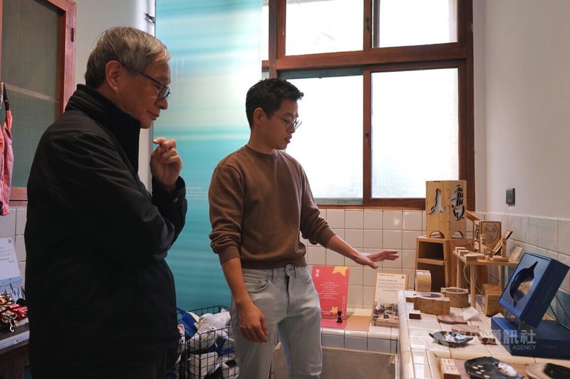 文化部長李遠(左)13日赴花蓮參訪「百大文化基地」練習曲書店等處,並參觀廢棄台電大樓改建的「山海百貨」。中央社記者張祈攝 114年12月13日