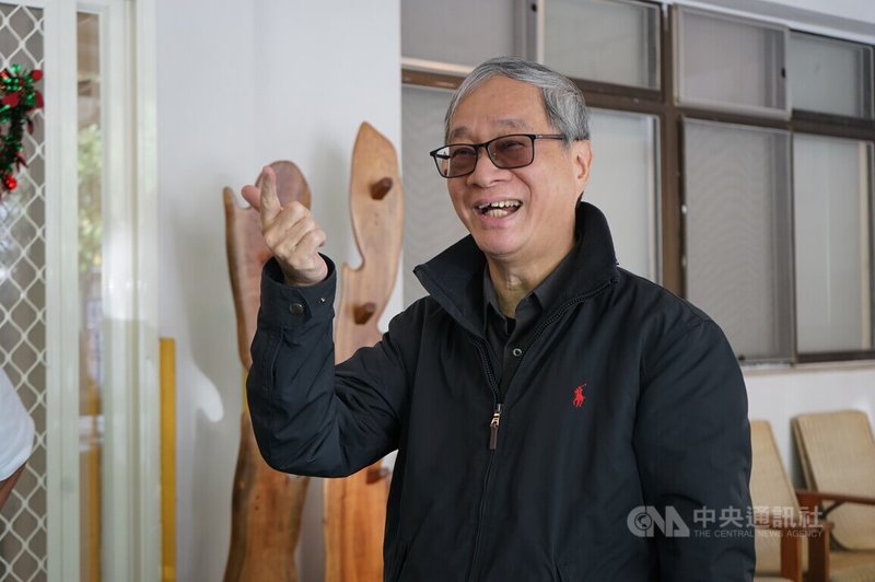 文化部長李遠(圖)13日前往花蓮縣新城鄉新城老街訪視「百大文化基地」練習曲書店,看到由練習曲團隊改造的共學基地,他建議可舉辦短期訓練營,若有需要願意來幫忙上課。中央社記者張祈攝 114年12月13日