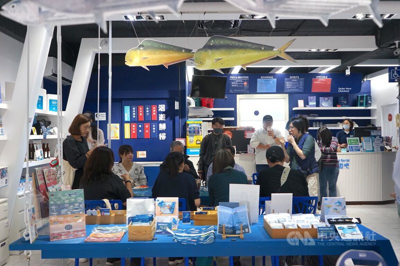 位在七星潭的洄遊吧食魚體驗館,致力推動食魚教育及海洋永續,獲選百大文化基地,文化部長李遠等人13日到訪體驗。中央社記者張祈攝 114年12月13日